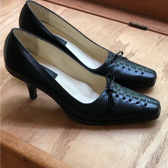 VTG Black pointy toe lace-up bow detail heels EUC - Picture 5 of 6